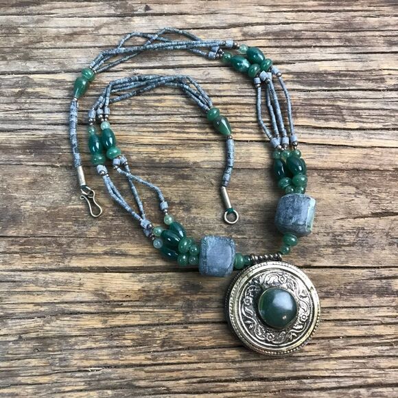 Beautiful Green Stone Pendant Necklace - Picture 1 of 8